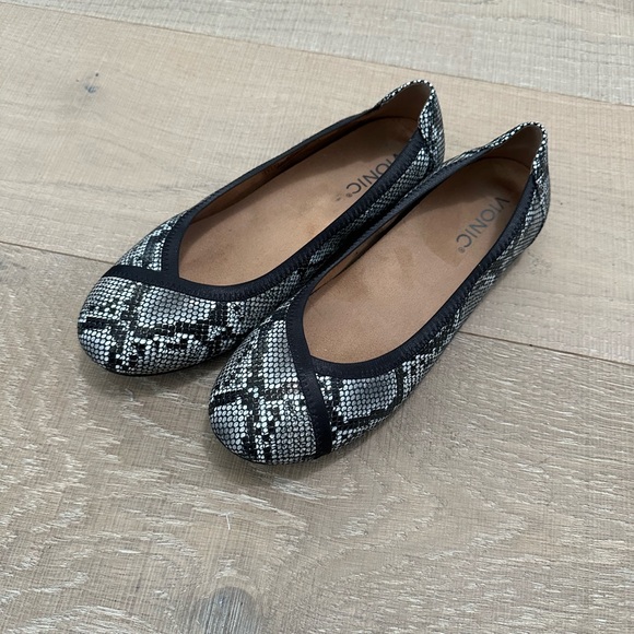 Vionic Snake Print Slip On Shoe women’s size 8 - Picture 1 of 11